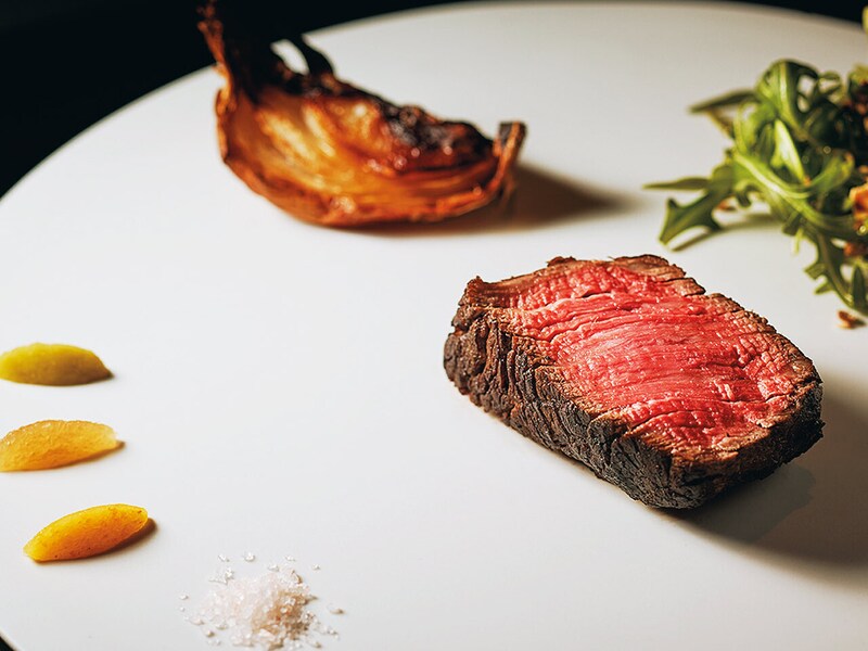 銀座『AMANTE GINZA by Shin Harada』の「黒毛和種雌牛フィレ肉 新玉葱 AMANTE GINZA Style」
