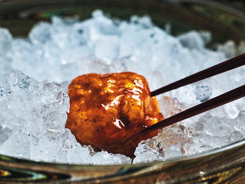 六本木『Amber Trip』の「ハニーポーク 氷に埋もれた酢豚」