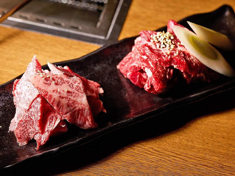 虎ノ門『虎ノ門 肉と日本酒』の「和牛カルビ」、「柔らか赤身」