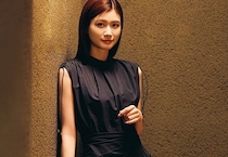 生見愛瑠の勝負デート服！黒ワンピ×レザーで“辛口な大人っぽめるる”に変身