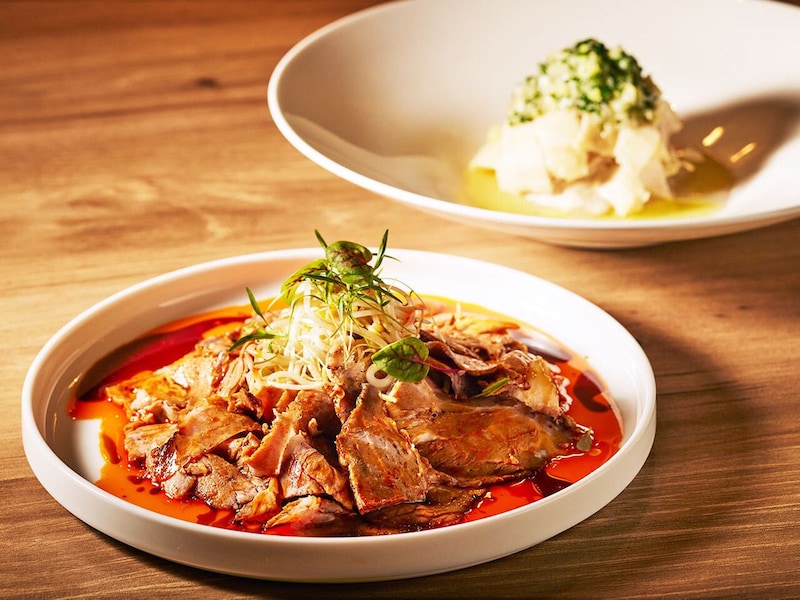 白金台『鶏出汁と麺 存在意義／WA.JIN』の「ローストポークの自家製煮詰め醤油ソース ラー油がけ」、「しっとり蒸し鶏の葱生姜ソース レモン添え」