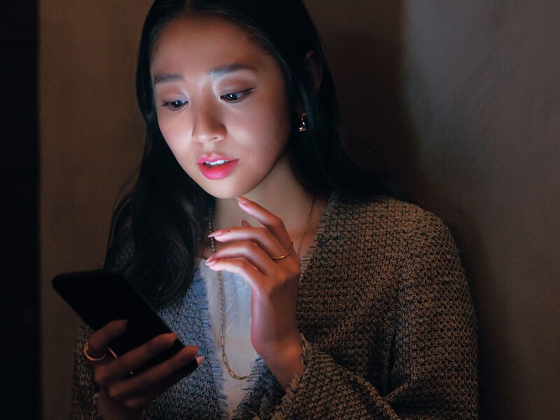 スマホを操作している様子