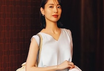 戸田恵梨香に学ぶ初夏の会食コーデ。美肌効果も狙えるミントブルーのセットアップ