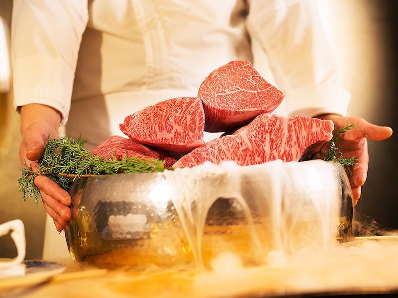 銀座『焼肉牛印 銀座店』の塊肉のプレゼンテーション