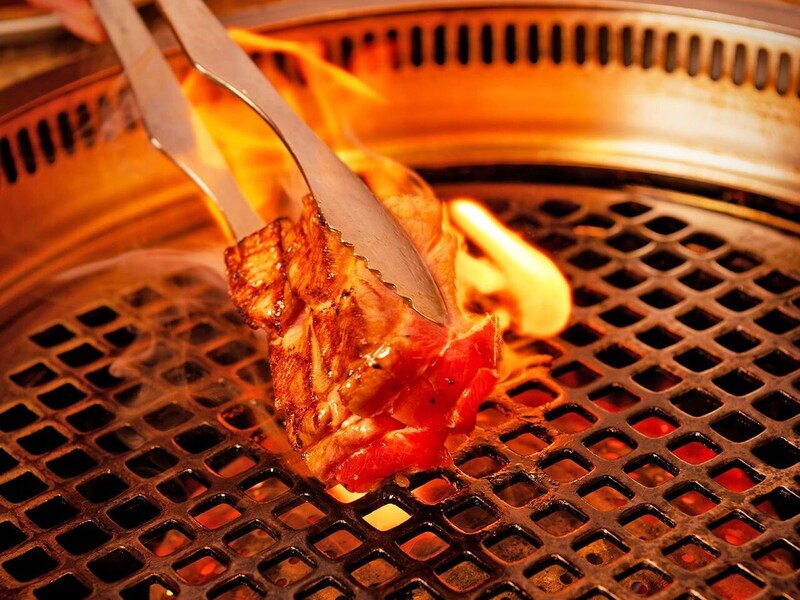銀座『焼きうおいし川 銀座凛華楼』の魚を焼いている様子