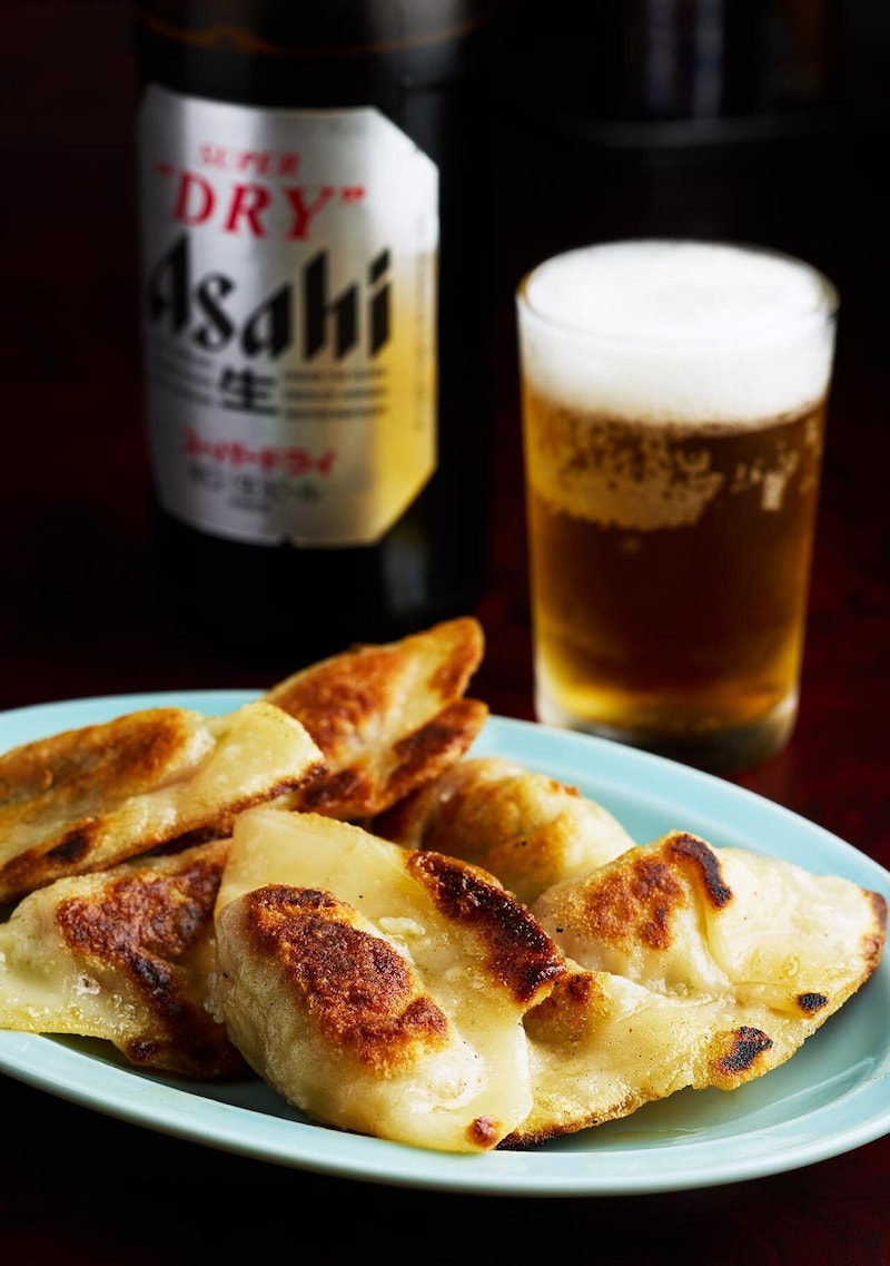 若林『ザ・青皿』の「焼餃子」、瓶ビール