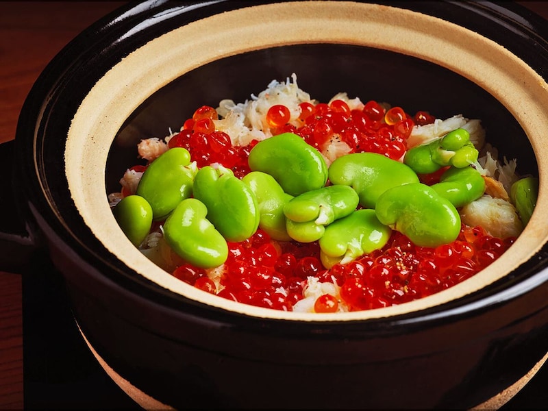 溜池山王『溜池なかむら』の「蟹とイクラ、そら豆の土鍋ごはん（小）」