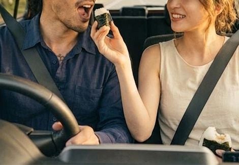 1時間だけの助手席。彼におにぎりを「あーん」する愛おしい時間の先に待つ、切なすぎる目的地とは