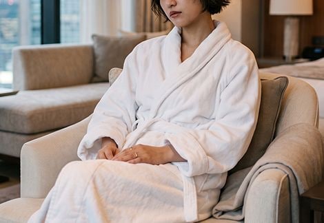 旅先のホテルのスイートルームで明かされた秘密。彼女が捨てられた本当の理由とは