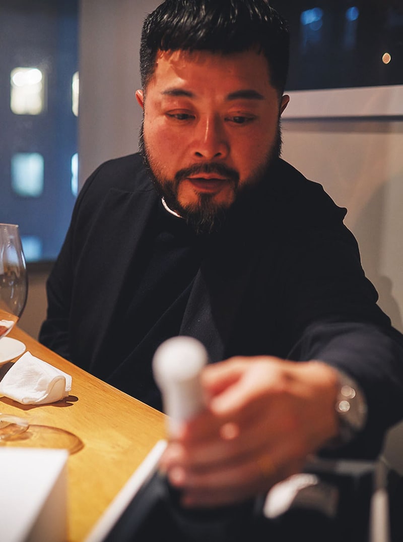 yuuu氏が用意していた手土産を手にする日紫喜
