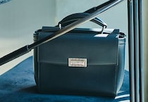 大人の男がバッグを持つなら？軽快にして品格漂う、ダンヒル「アルフレッド」の実力