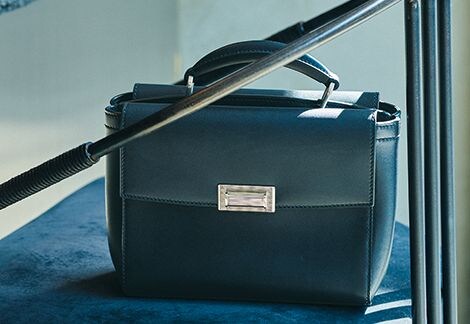 大人の男がバッグを持つなら？軽快にして品格漂う、ダンヒル「アルフレッド」の実力
