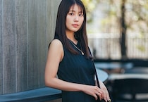 異素材の立体感でドレープを美しく纏う。有村架純が魅せる、大人のオールブラックコーデ