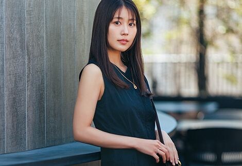 異素材の立体感でドレープを美しく纏う。有村架純が魅せる、大人のオールブラックコーデ