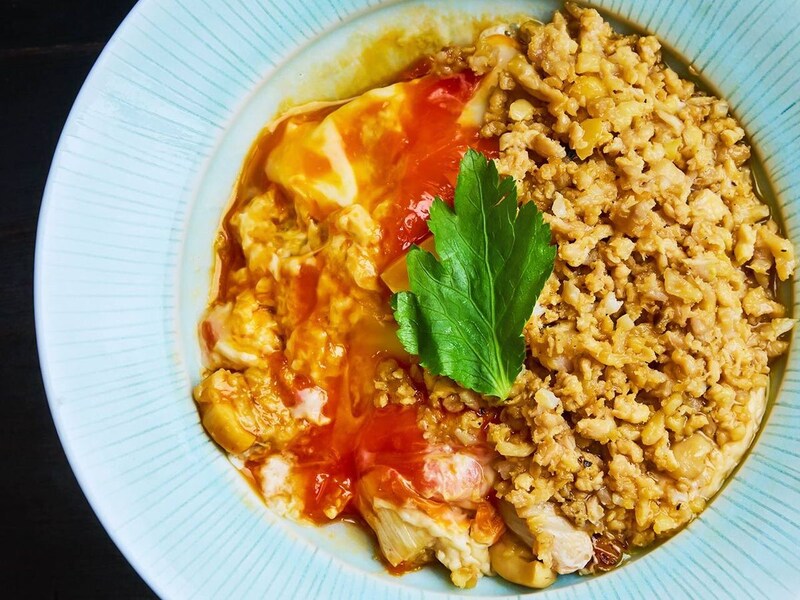 京橋『おみ乃 椿』の「親子丼とそぼろ丼のハーフ＆ハーフ」