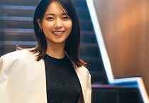 西野七瀬が魅せる、大人のモノトーン。黒ワンピにジャケットをあえて肩掛けする、洗練された抜け感とは