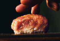 もう行った？人形町『黎明』は焼き鳥の革新派。鳥鮨・玉鋼焼きを楽しむコースとは