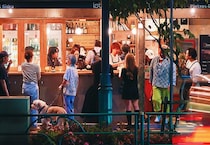 【東京の旬な店4選】サクッと誘えて雰囲気抜群！夏デートに使える大人の立ち飲みバー