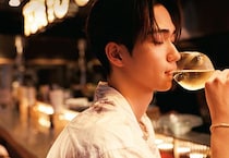 【赤坂】約15cmの特大生牡蠣と泡酒を昼から！『TOKYO Oyster PUB』のコスパ最強“牡蠣シャン”