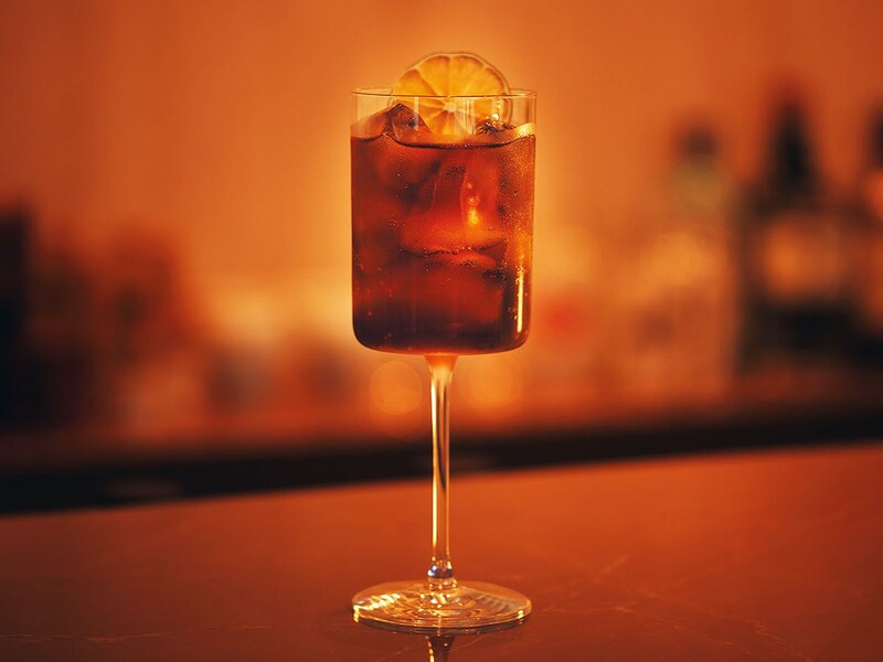 東京『BAR 36』の「ほうじ茶ラムコーク」