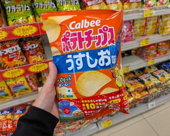  カルビーのポテトチップスが2026年2月から値上げを行う。価格据え置きで容量を減らすポテチにショックの声が上がっている