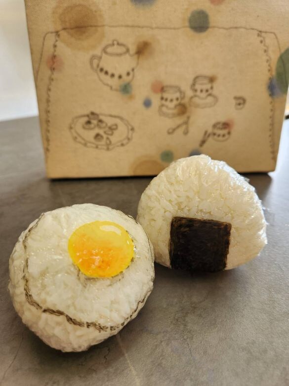  質素な塩おにぎりに目玉焼きとのりを描き、テンションを上げようとしたのがきっかけ