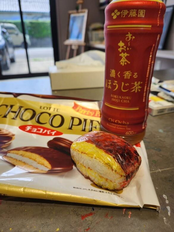  塩おにぎりなのに見た目は甘いチョコパイだ