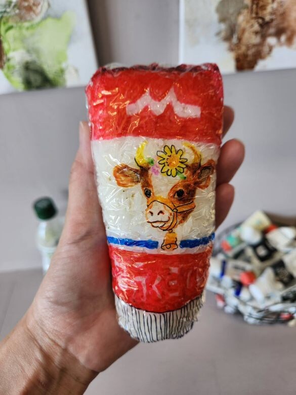  おにぎりを食べようとしたら牛と目が合う