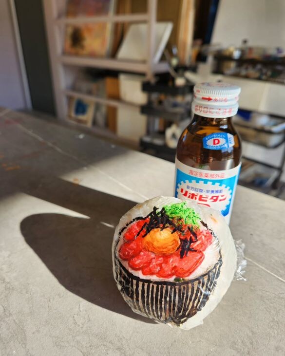  馬刺し大好きな担当者が描いた、馬刺し丼をモチーフにしたおにぎりアート。しかし、おにぎりは具なし