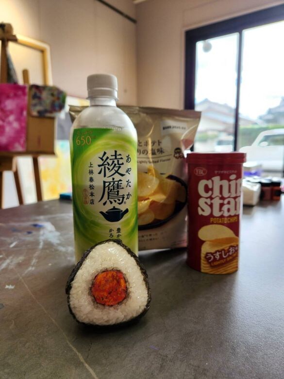  梅干しおにぎりを模したおにぎりアート