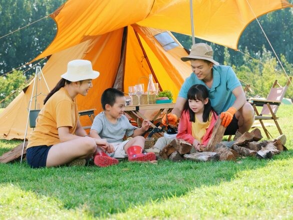 キャンプを楽しむ家族
