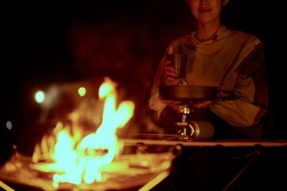 焚火をする女性