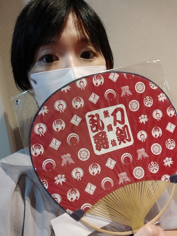  好きすぎてグッズのうちわを買った人