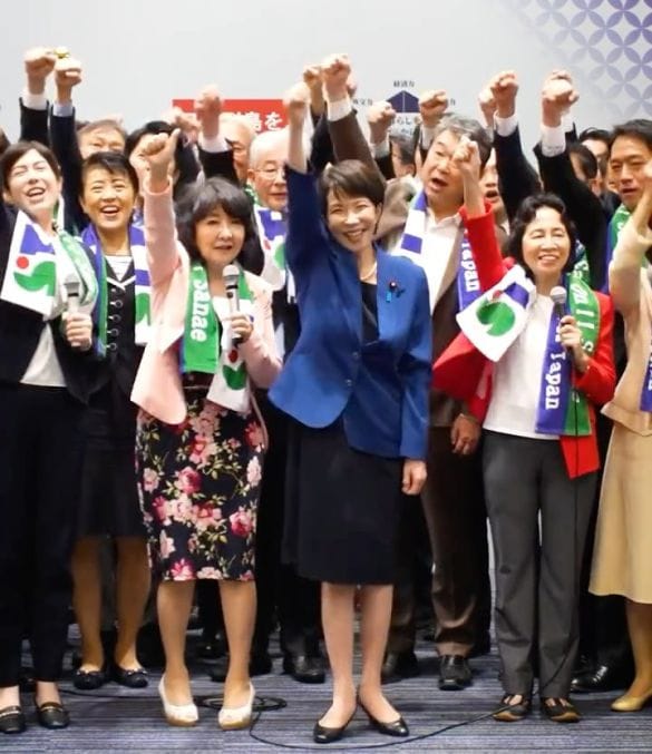  総裁選の出陣式（9月22日）。高市氏の右隣の松島みどり議員は赤、左隣の片山さつき議員はピンク＋花柄だが…やはりブルーは正解かも