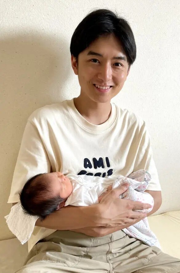  「実況ベイビー」を運営する、元テレビ東京アナウンサーで株式会社Nicoli代表の原田修佑さん。今年誕生した第二子の赤ちゃんと。