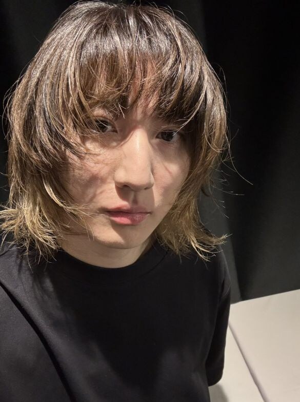 SixTONES京本大我「すね毛」を自らネタにする“人懐っこさ”がイイ。俳優の父との掛け合いにも注目