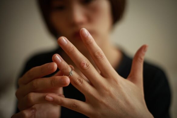 指輪を外す女性