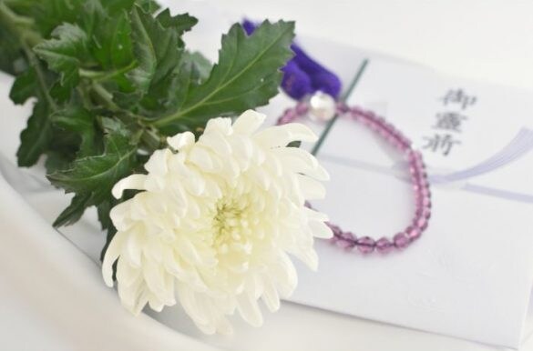 香典袋、数珠、菊の花、仏事、お葬式