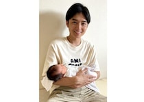 ファン90万人“かわいすぎる赤ちゃん実況動画”手がける元テレ東・原田修佑アナ。“癒し”を届けていた自分が、いま救われている理由