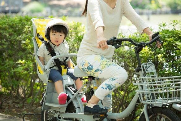 電動自転車で出掛ける親子 送迎