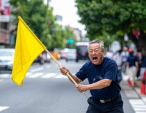 朝の交差点に現れる“交通整理のおじいさん”が怖すぎる「子どもは泣きわめき、私も涙目」→でも、正しいルールは