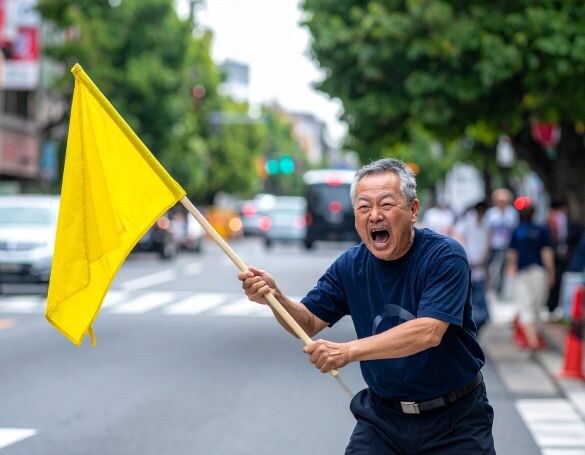 朝の交差点に現れる“交通整理のおじいさん”が怖すぎる「子どもは泣きわめき、私も涙目」→でも、正しいルールは
