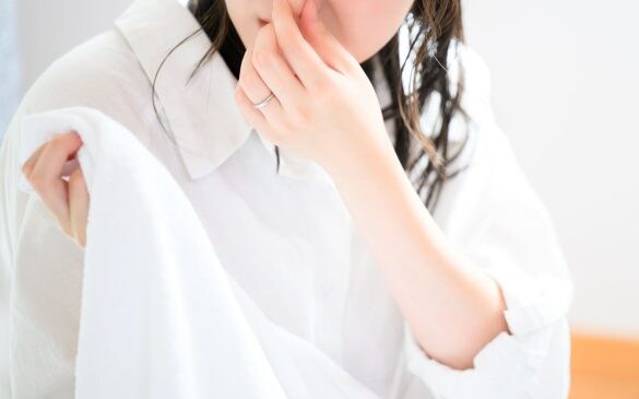 タオルをかぐ女性