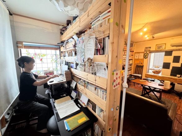  普段、青柳さんは本棚を隔てたスペースで作業をしている