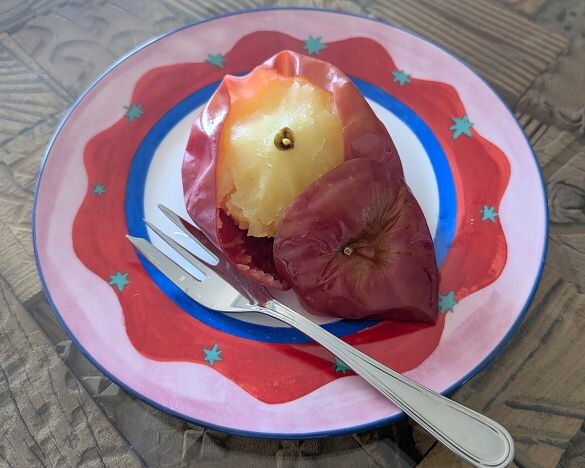  電子レンジでラップをかけて4～5分温めたリンゴ