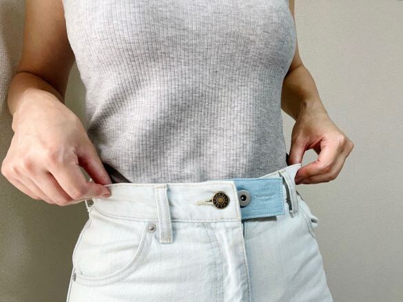 ズボンのウエストを「最大6cm」も伸ばせる100均アイテムを発見！食べ過ぎ時の救世主に