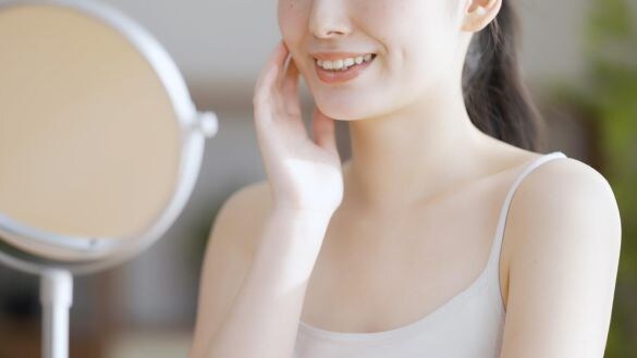 スキンケアする女性