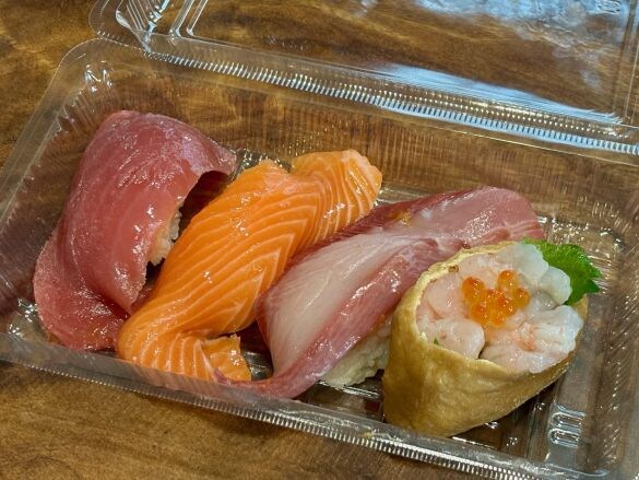 バラ寿司　各種324円（税込）