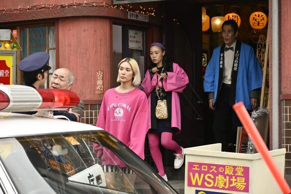  劇場に警察の手入れが…。「もしがく」第2話場面写真（C)フジテレビ