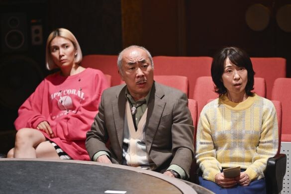  右端がフレ（長野里美）。「もしがく」第2話場面写真（C)フジテレビ